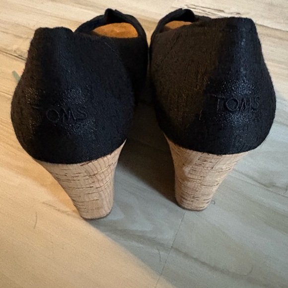 TOMS Classic Black Canvas Wedge Shoes - Picture 4 of 9